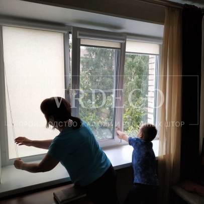 Рулонные шторы UNI 2 на пластиковые окна с тканью Шелк - Пушкин